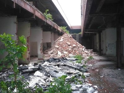 Demoliční práce v objektu bývalého domu služeb Lehovec dále intenzivně pokračují Demoliční práce v objektu bývalého domu služeb Lehovec dále intenzivně pokračují