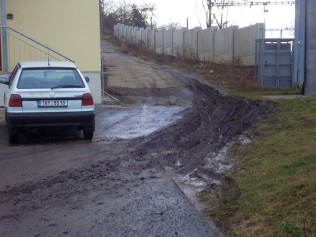 Zele je proti parkujcm autm bezbrann.