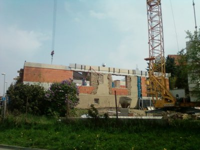Muž v Praze staví na černo dům. Úřady jsou bezmocné Muž v Praze staví na černo dům. Úřady jsou bezmocné