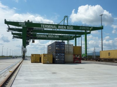 Pohled na nově dobudovaný kontejnerový terminál Wien Süd Pohled na nově dobudovaný kontejnerový terminál Wien Süd