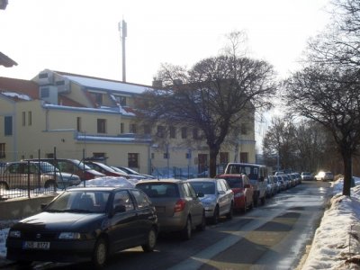 Parkování u kulturního domu v Šimanovské ulici 