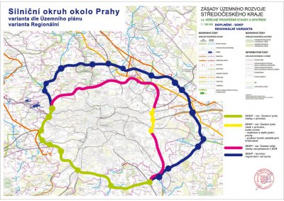 Alternativní trasa Pražského okruhu - starostové - Fialová čára ukazuje současně prosazovanou trasu, modrá pak znázorňuje trasu, kterou navruje 11 starostů