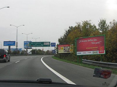 Billboardy u silnic by měly postupně mizet Billboardy u silnic by měly postupně mizet