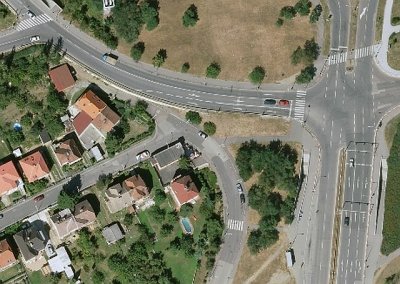 U restaurace Sochi, která již svojí polohou těsně u hranice chodníku a brání ve výhledu do křižovatky ulic Hůrská – Vajgarská parkují nevhodně návštěvníci restaurace. U restaurace Sochi, která již svojí polohou těsně u hranice chodníku a brání ve výhledu do křižovatky ulic Hůrská – Vajgarská parkují nevhodně návštěvníci restaurace.